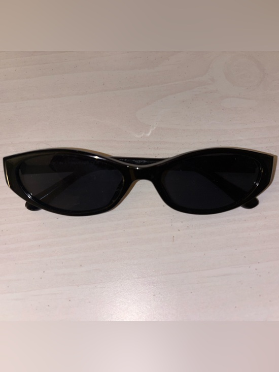 Amazon Accessories - Black oval sunglasses